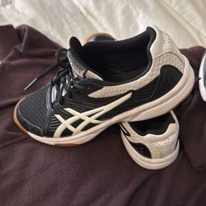 asics tennis shoes size 7 
super clean